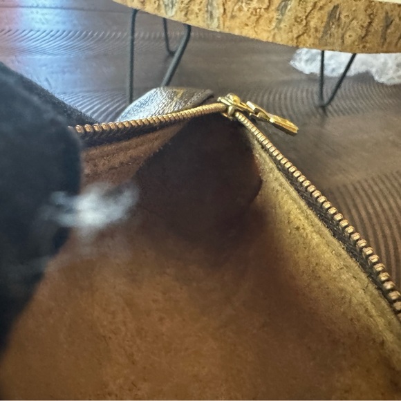 LOUIS VUITTON 
Monogram Trousse Ronde 20 Makeup Case - Picture 6 of 15